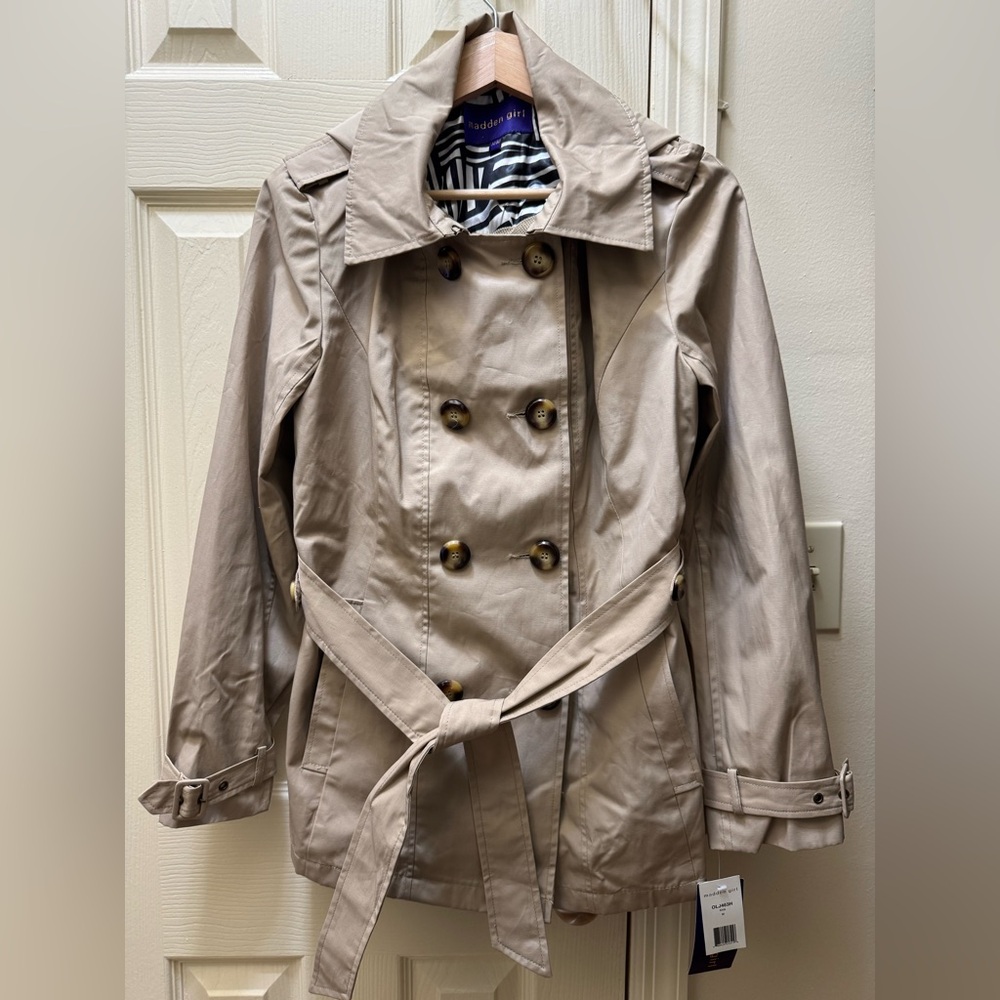 Madden Girl Tan Trench Coat with Belt and Epaulettes Size Medium